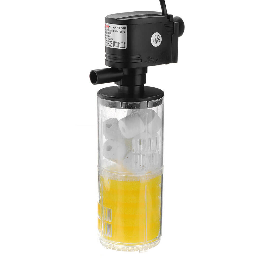 Filtro interno sumergible con bomba centrífuga y compartimentos para etapas de filtrado mecánico y biológico.